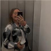 Soy una chica aplicada con las letras que está estudiando Filología Hispánica y busca demostrar mi pasión por la asignatura